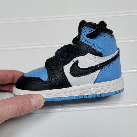 Nike Air Jordan 1 Retro High OG UNC Toe (TD) Sneakers - Picture 6 of 11